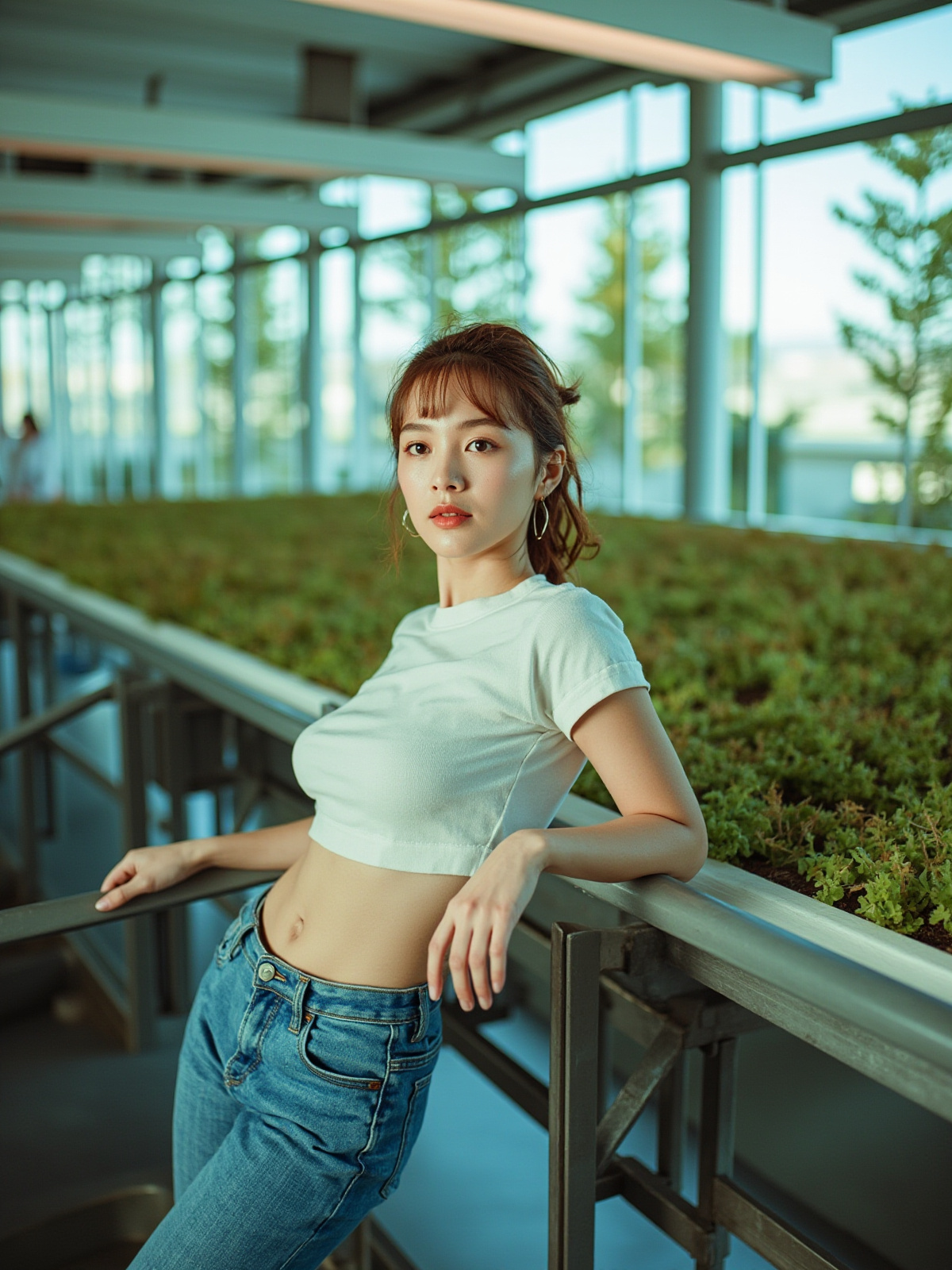 水培塔楼梯上回望的半身角度构图