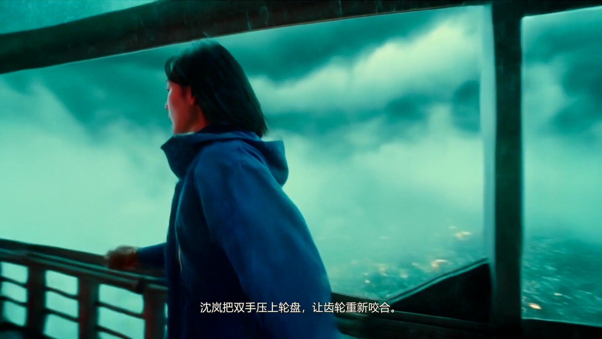 成年气象工程师双手转动巨型黄铜钢制虹膜轮盘