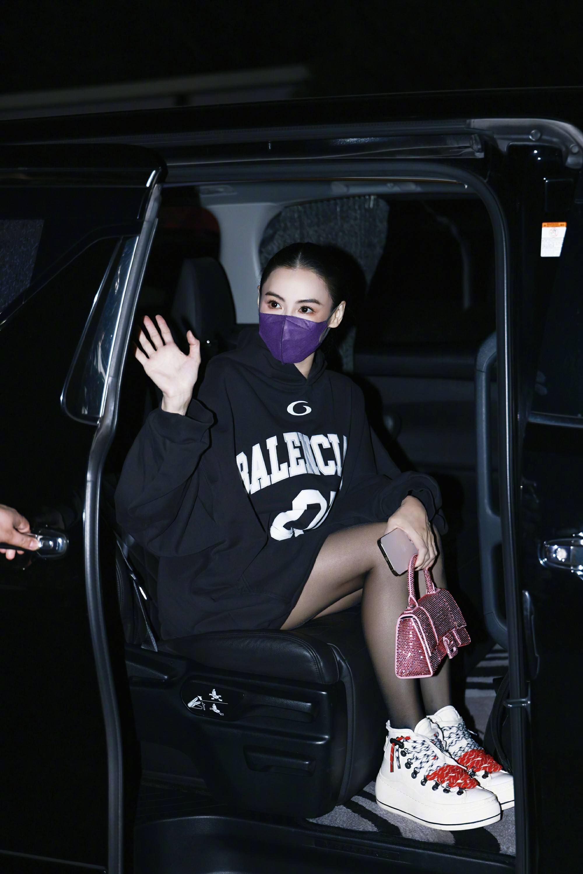 张柏芝黑卫衣粉手包 轻松演绎甜酷反差感