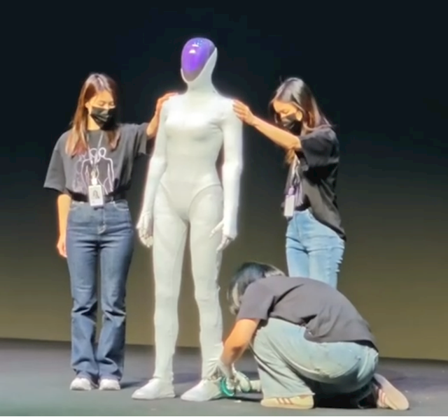 小鹏首款女性机器人现场“脱衣割肉”!历史上第一次机器人证明自己不是人