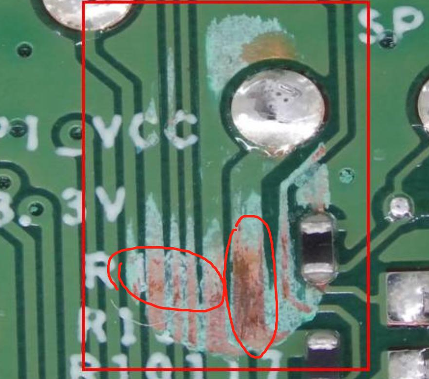 带有绿色阻焊层的 PCB 正在检查缺陷