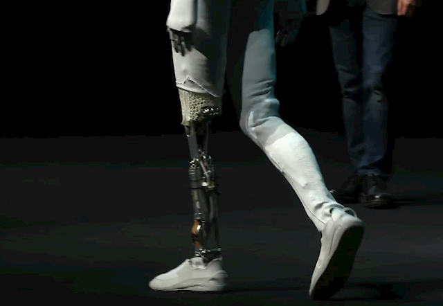 小鹏首款女性机器人现场“脱衣割肉”!历史上第一次机器人证明自己不是人