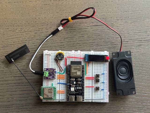 xiaozhi-esp32 面包板接线示意(官方 README)
