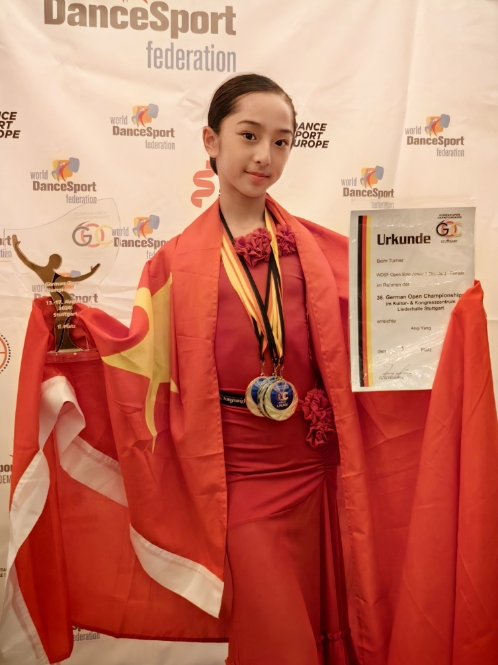 星二代闪耀赛场之际，“小杨幂”杨安琪早已登顶世界之巅！国标舞最年轻世界冠军诞生_童星杨安琪-CSDN博客