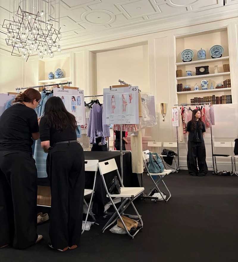 硬核实践 | 直通香奈儿秀场后台!莱佛士学生亲历时尚最前线