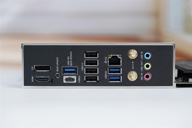 主流玩家的高端主板!七彩虹战斧B850M超级黑刃主板评测:供电散热配置豪华 性价比极佳