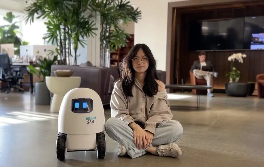 18岁女孩做养老机器人，上线2天卖爆了