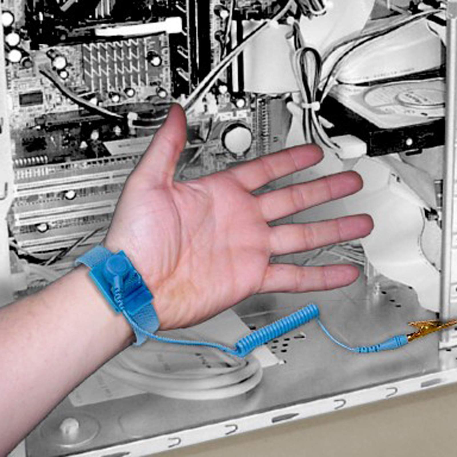 使用 ESD 腕带进行 PCB 处理的技术人员