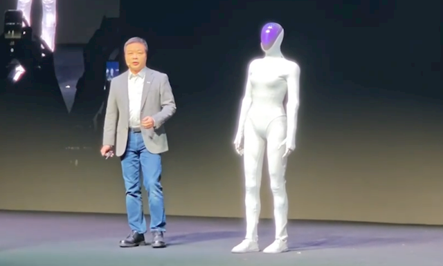 小鹏首款女性机器人现场“脱衣割肉”!历史上第一次机器人证明自己不是人
