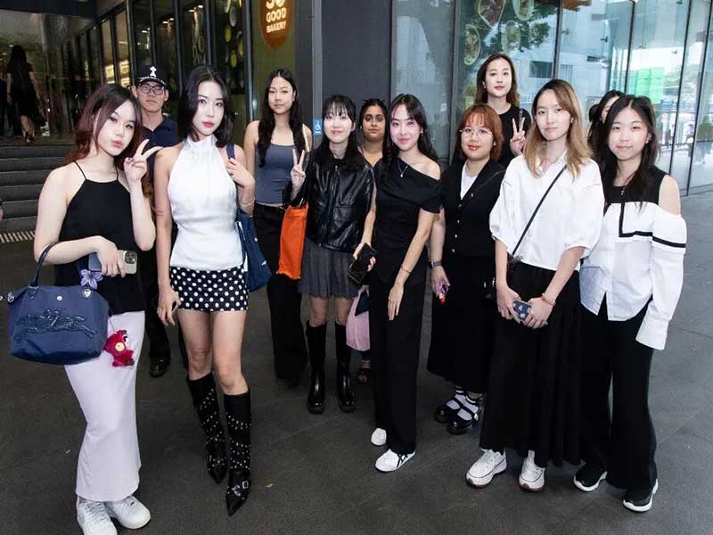 硬核实践 | 直通香奈儿秀场后台!莱佛士学生亲历时尚最前线