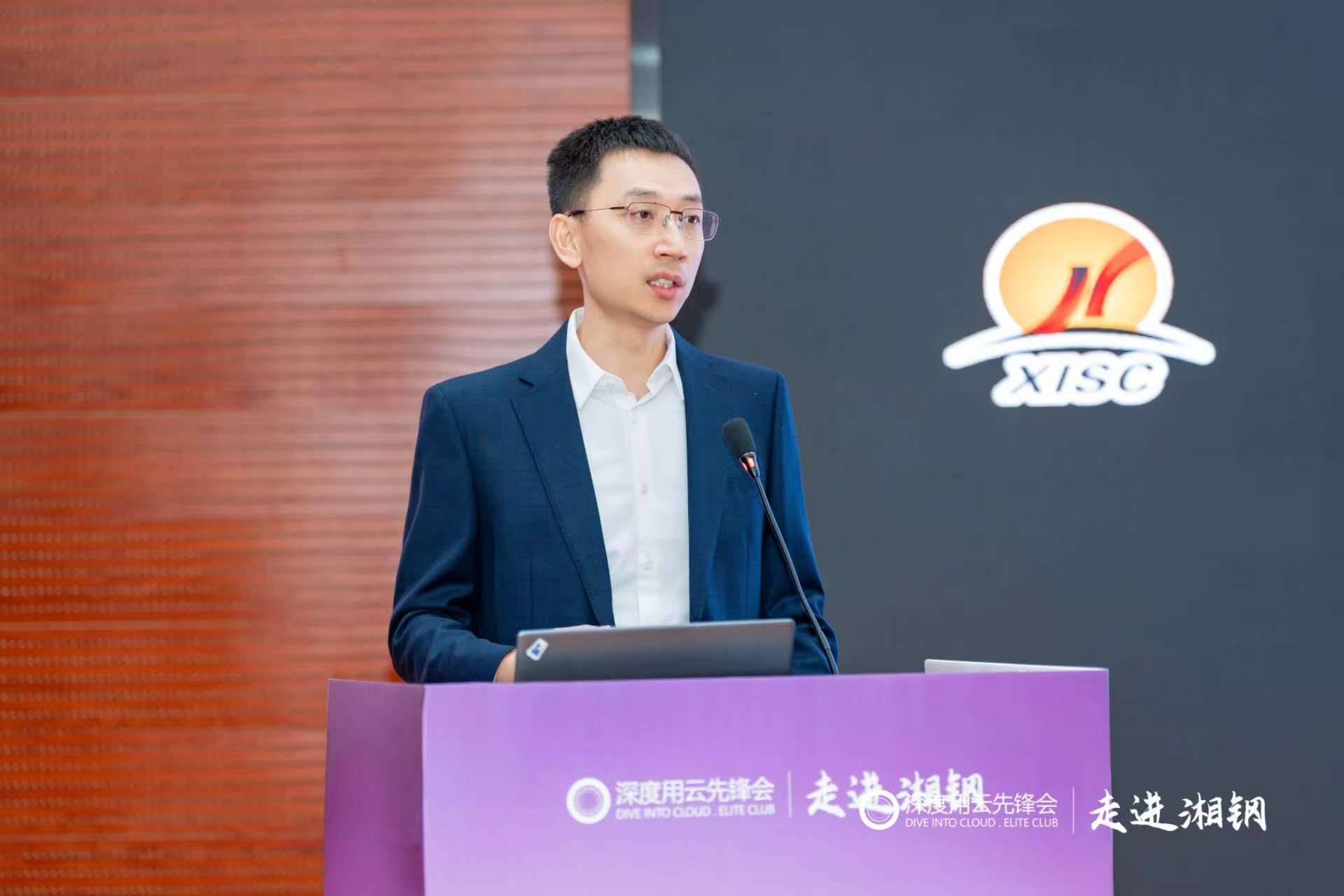 穿着西装笔挺的男子与图片配字  描述已自动生成