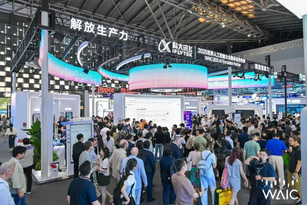 Day 2|白天展品爆发,夜晚灵感狂飙:WAIC 2025第二天到底有多炸?_埃森哲人工智能重塑企业论坛-CSDN博客