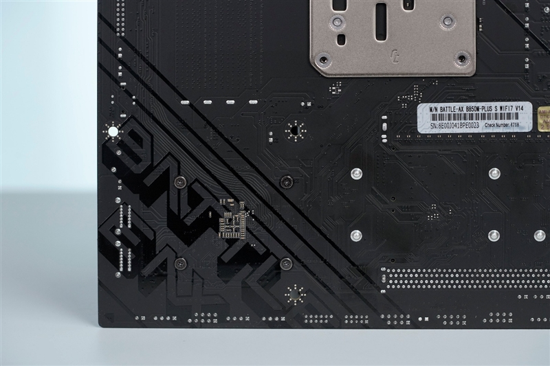 主流玩家的高端主板!七彩虹战斧B850M超级黑刃主板评测:供电散热配置豪华 性价比极佳