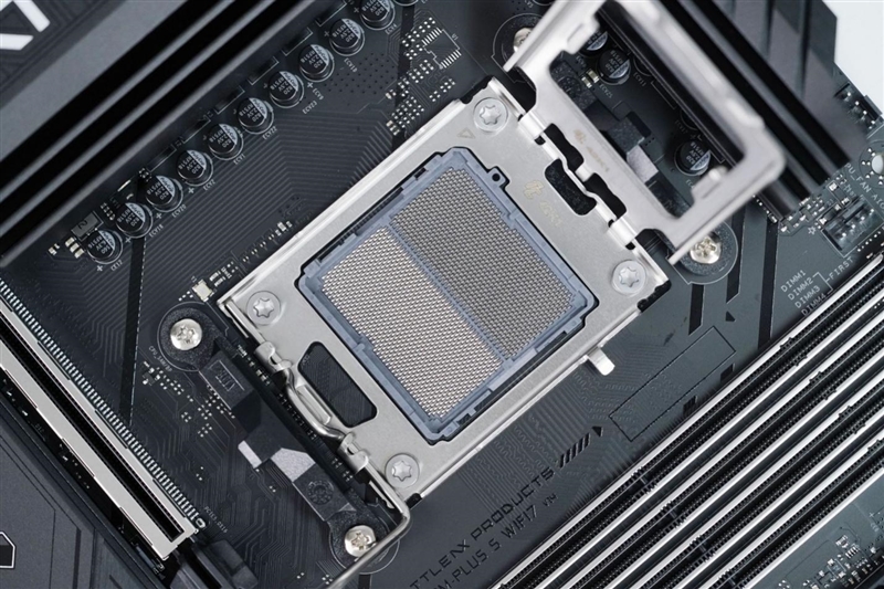 主流玩家的高端主板!七彩虹战斧B850M超级黑刃主板评测:供电散热配置豪华 性价比极佳