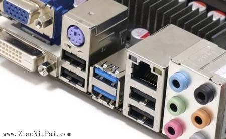 主板上的USB 3.0接口(蓝色的两个就是,黑色的是USB 2.0的)