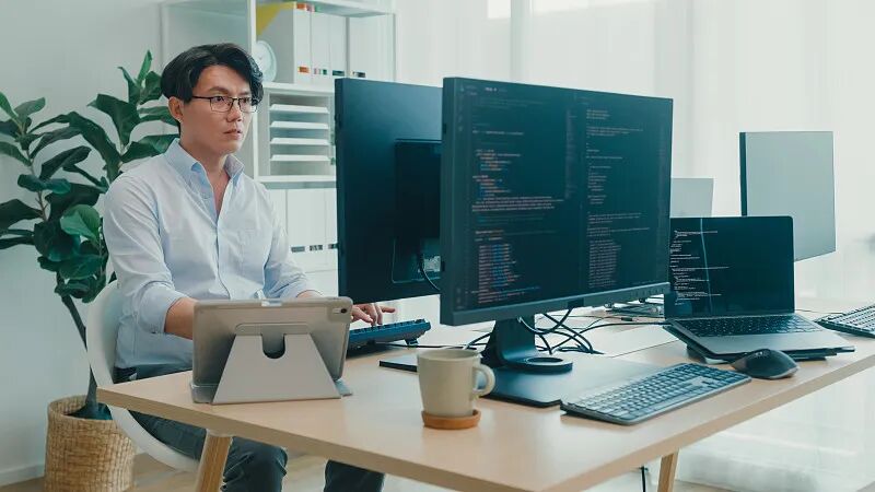程序员在多屏开发环境工作