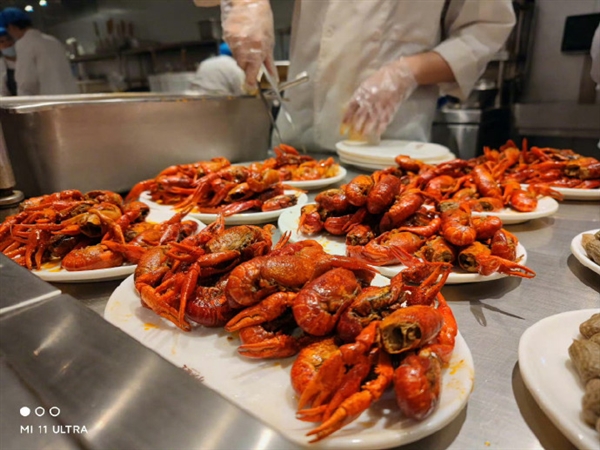 小米15元员工餐刷屏!还有海底捞 这也太丰盛了