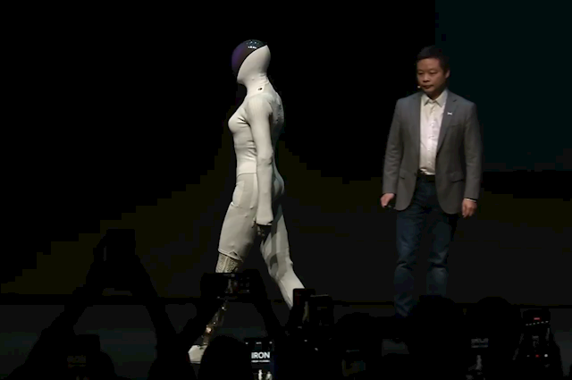 小鹏首款女性机器人现场“脱衣割肉”!历史上第一次机器人证明自己不是人