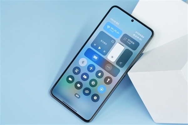 10块屏7块中国造!2024年全球手机面板出货增11.4%:国产占比70%