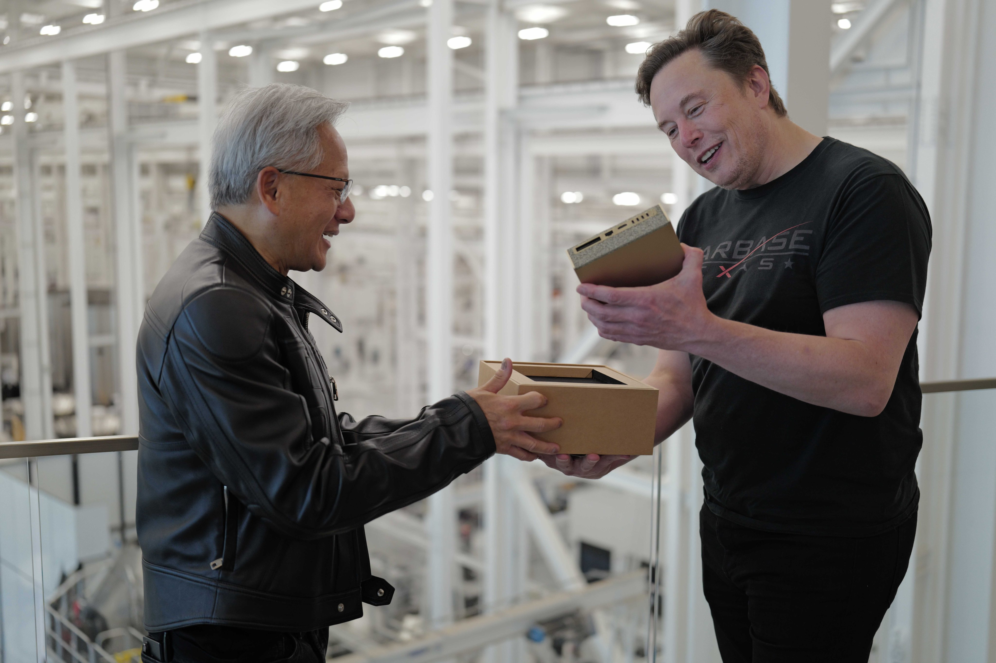 NVIDIA 首席执行官黄仁勋亲手交付全球最小 AI 超级计算机 DGX Spark——一个可置于办公桌上、性能达千万亿次计算的机箱