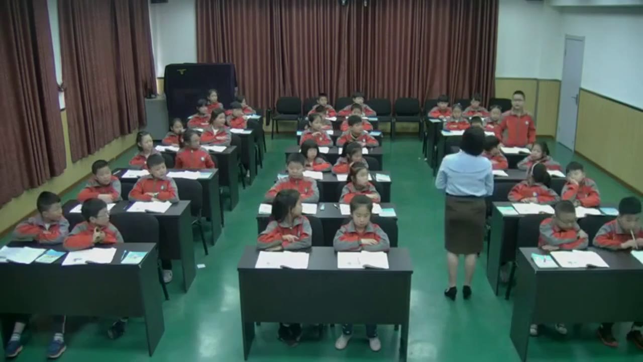 学生在课堂上专注书写和阅读的典型场景