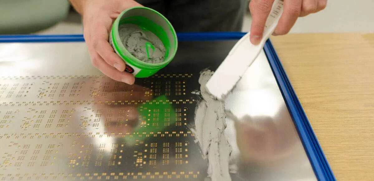 在 PCB 上涂覆带有助焊剂的焊膏，用于电子组装
