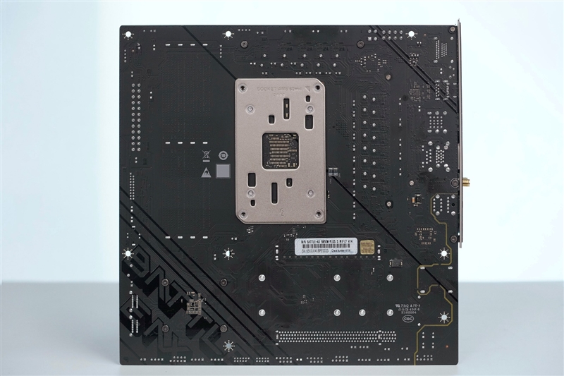 主流玩家的高端主板!七彩虹战斧B850M超级黑刃主板评测:供电散热配置豪华 性价比极佳