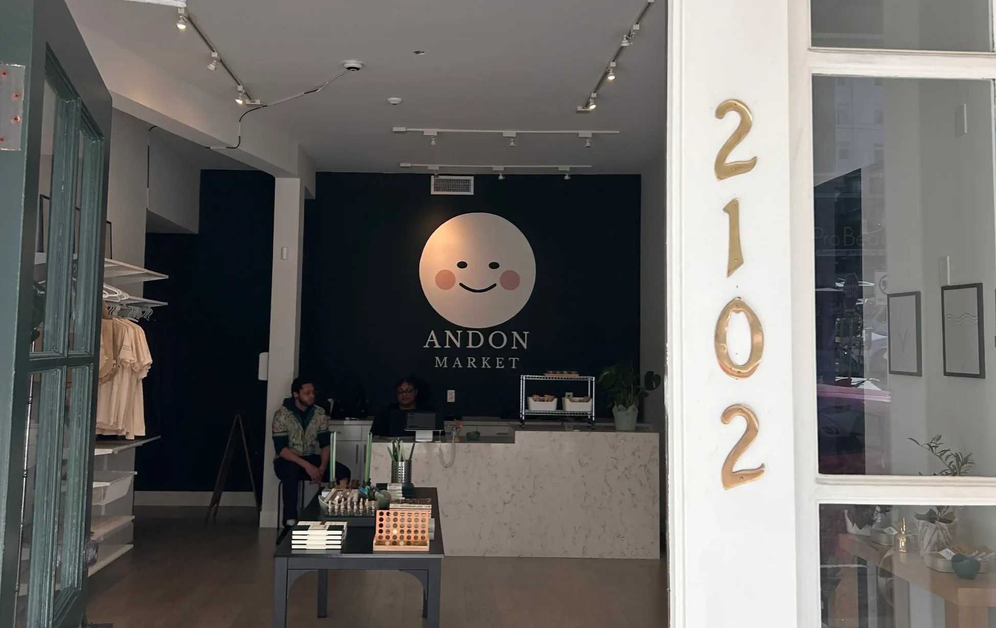 壁画家在墙上画 Luna 的大月亮脸