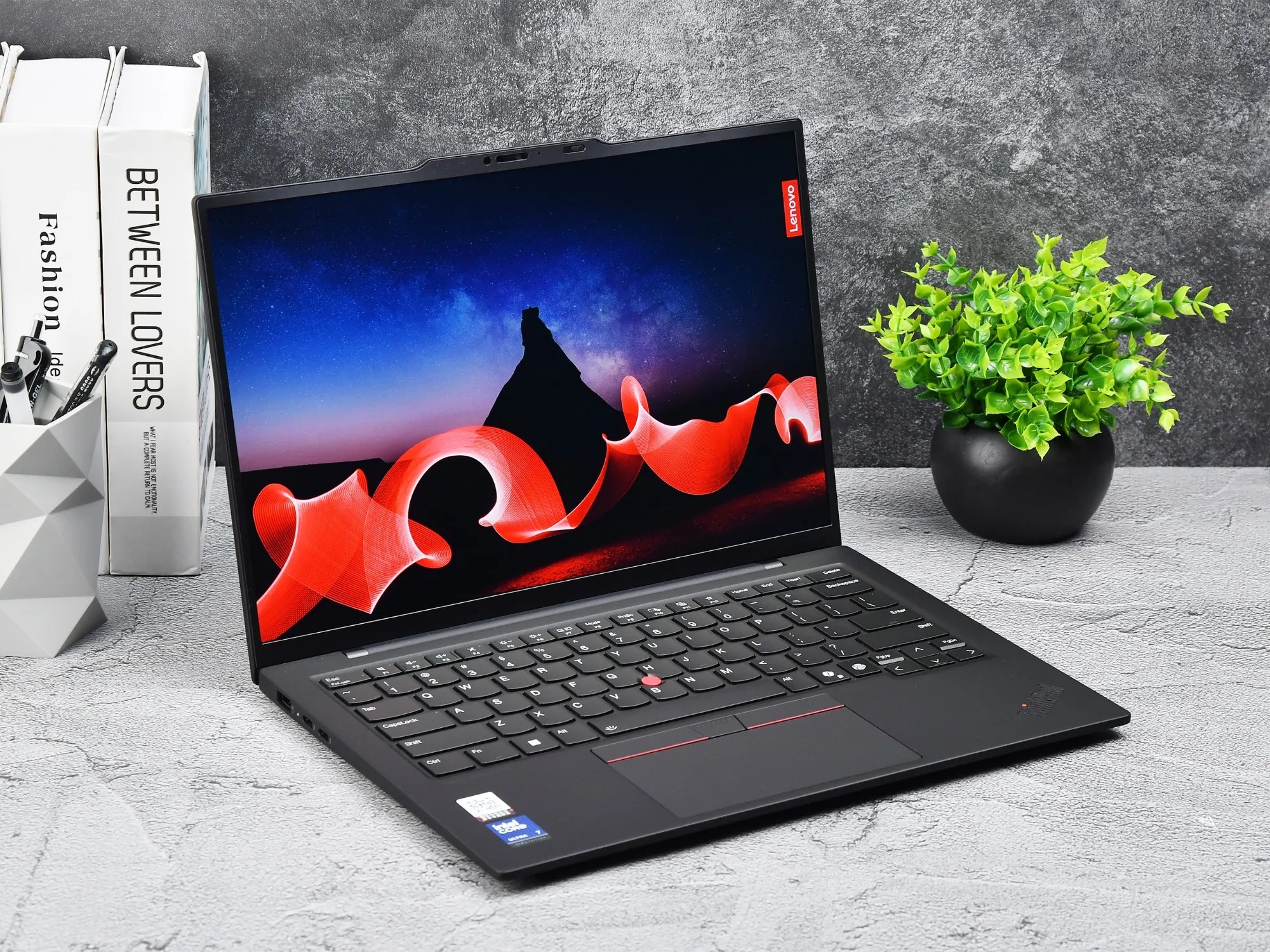 ThinkPad X1 Carbon Aura AI元启版黑色机身屏幕显示红色抽象图案_1