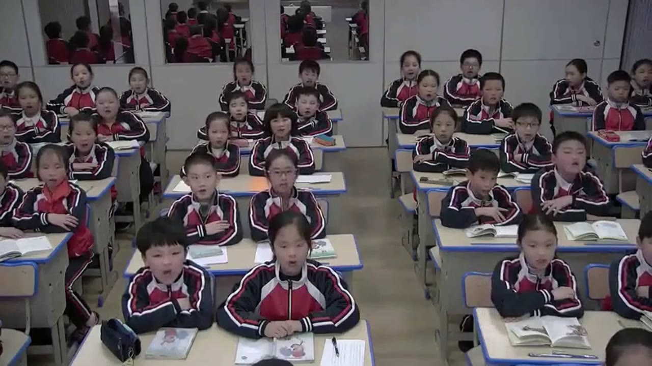 学生集体朗读或回答问题的课堂互动场景