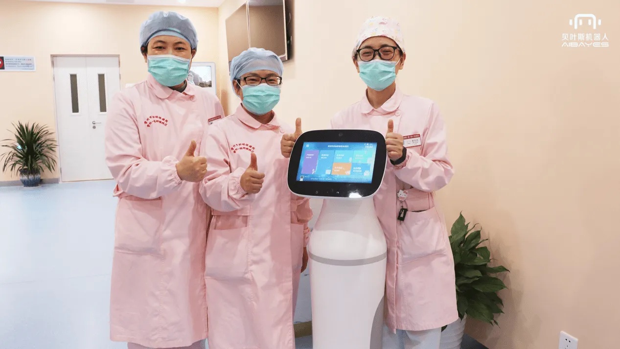 AI儿科医生一体机在医院由医护人员操作展示_1