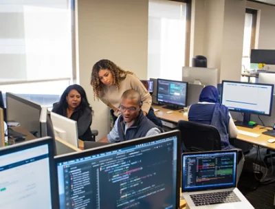 Azure 上的 Windows Server 宣传图:展示了两台运行 macOS 的电脑