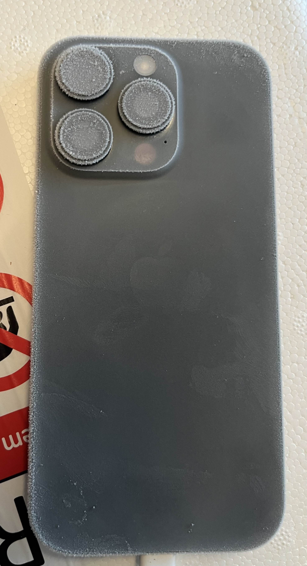 完成基准测试几分钟后，上面有糖霜的手机