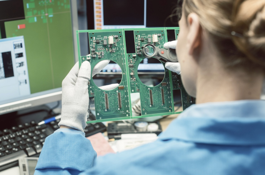 技术人员对 PCB 进行目视检查,以发现绿色阻焊层缺陷。