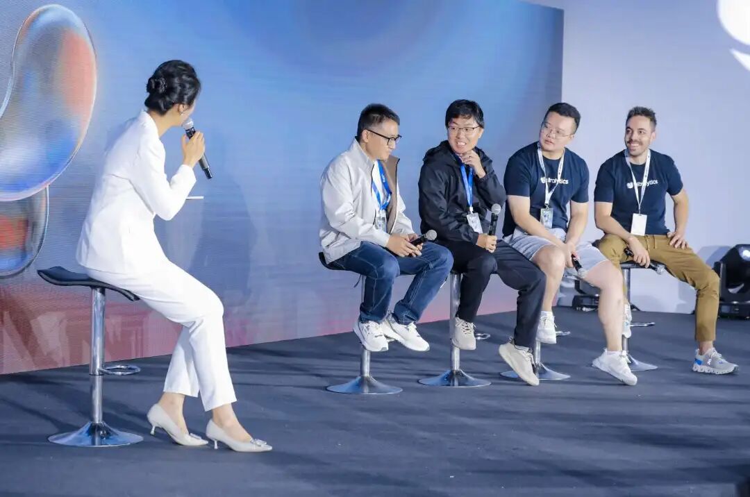 图 3. YOLO 模型发展圆桌论坛嘉宾(从左到右:黄雪莹、陈辉、张勃、邱靖、Glenn Jocher)