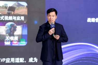 穿着西装笔挺的男子与配字<em></em>
<em></em>
AI 生成的内容可能不正确。