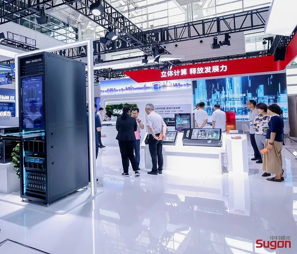 中科曙光展台展示的翼政通大模型一体机外观与接口布局_1