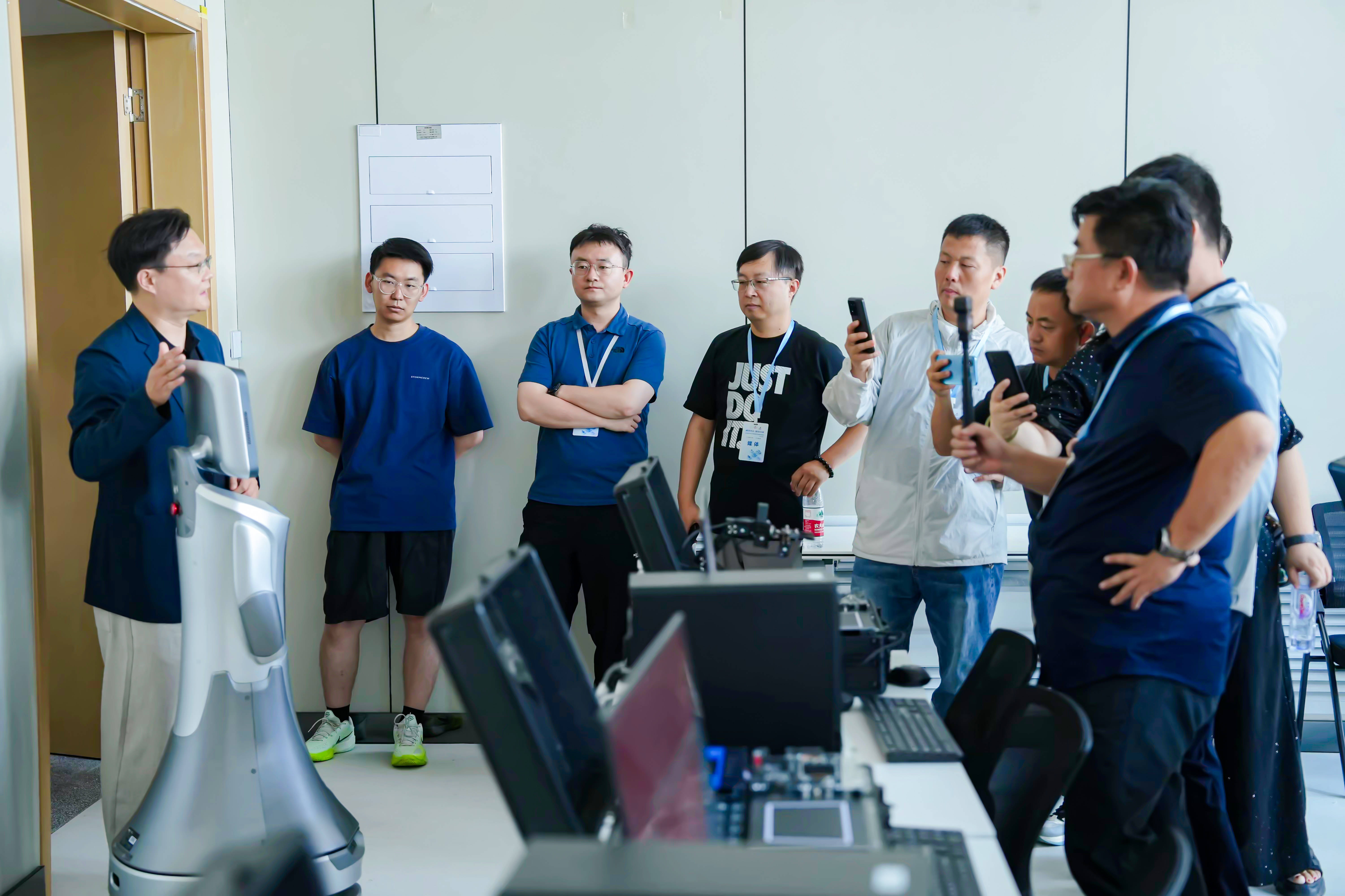 与会人员参观兰州大学榆中校区工训实验室和人工智能实验室.jpg