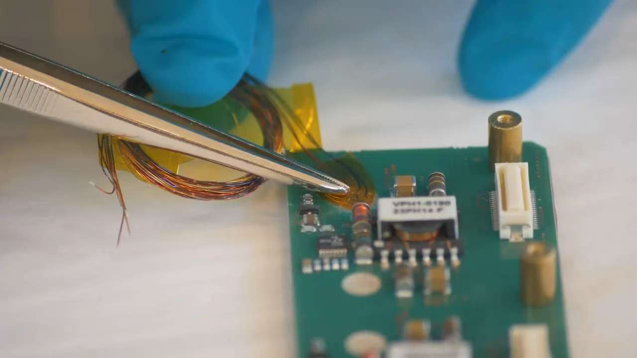 测试微型 PCB 原型的功能。