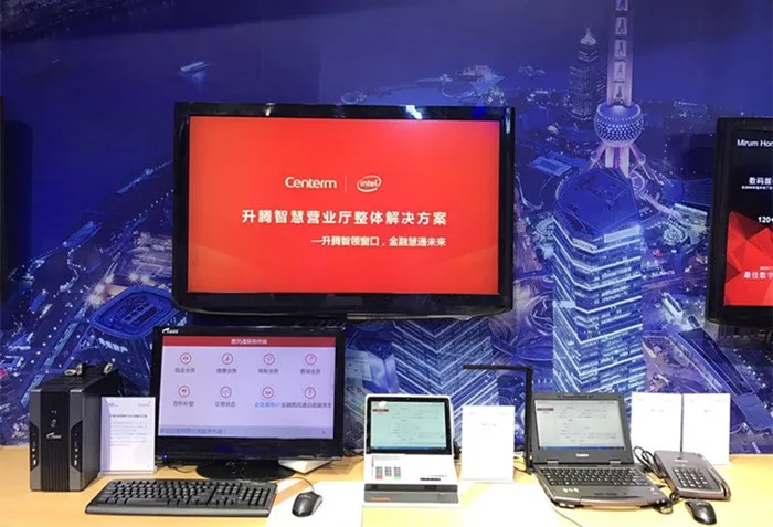 智算一体机(昇腾版)在科技风展示场景中呈现设备组合与品牌标识_1