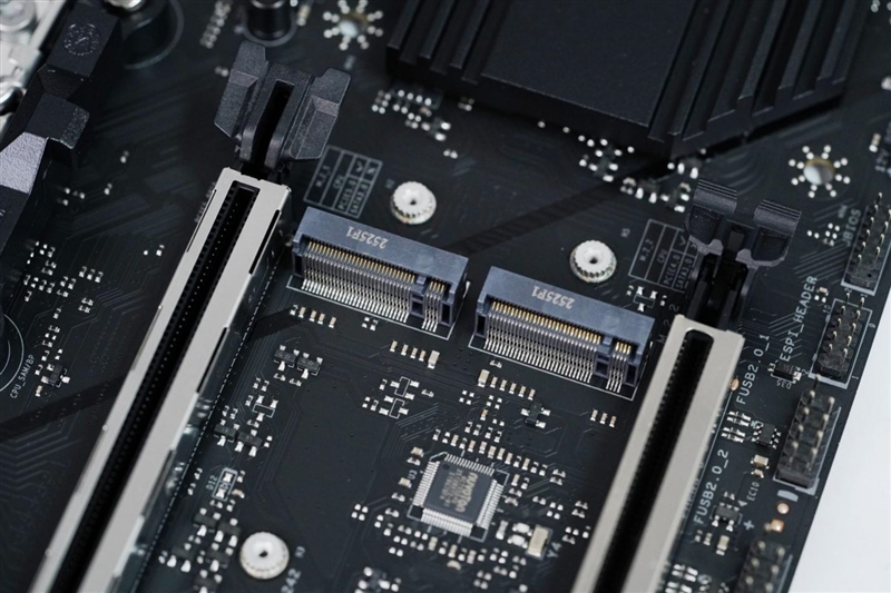 主流玩家的高端主板!七彩虹战斧B850M超级黑刃主板评测:供电散热配置豪华 性价比极佳