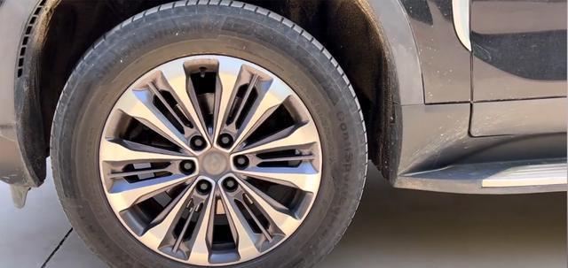 四块砖头困车:前驱车没有能通过的,这是什么原理?