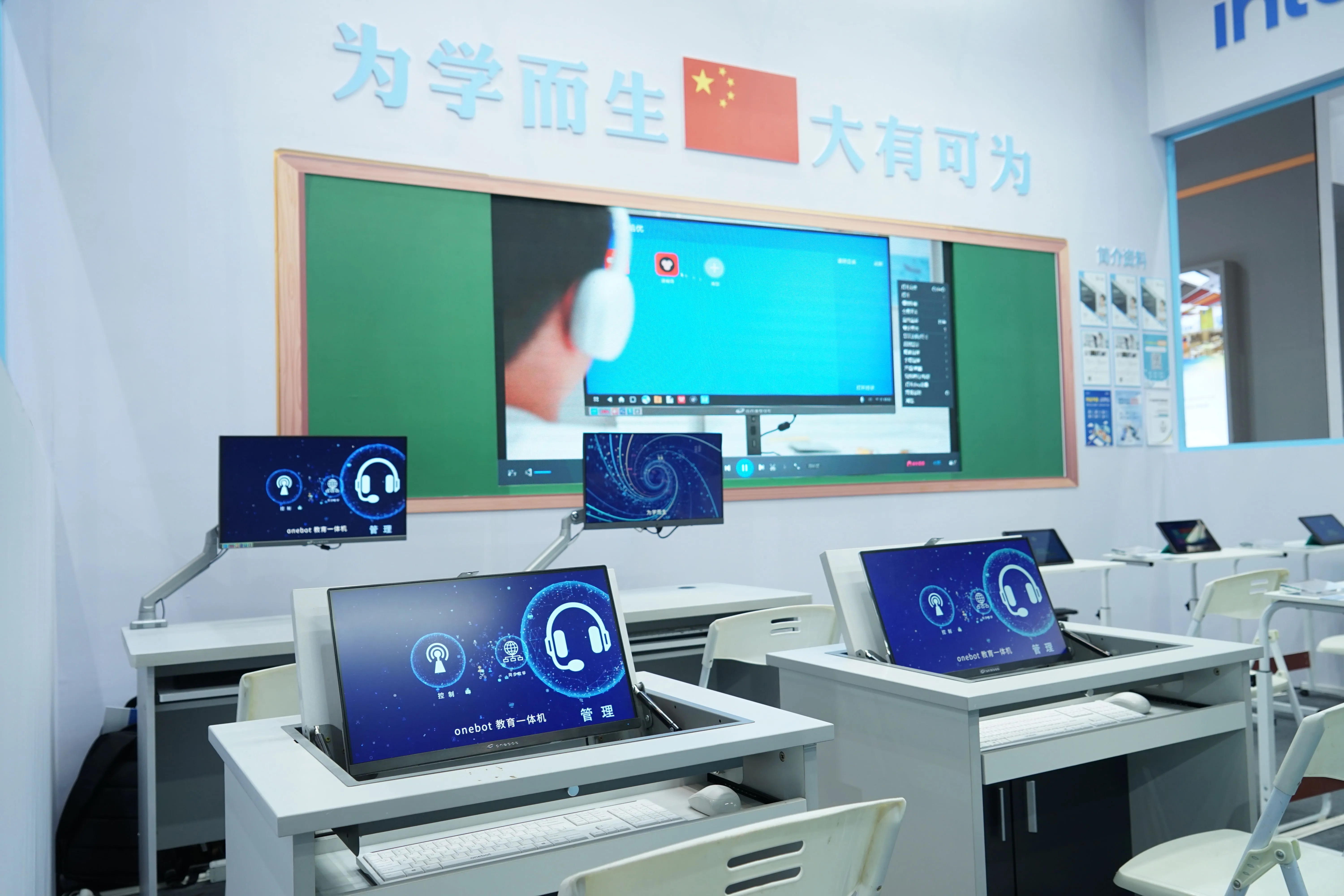 AI教学全能通一体机在教室内多屏展示AI界面场景_1