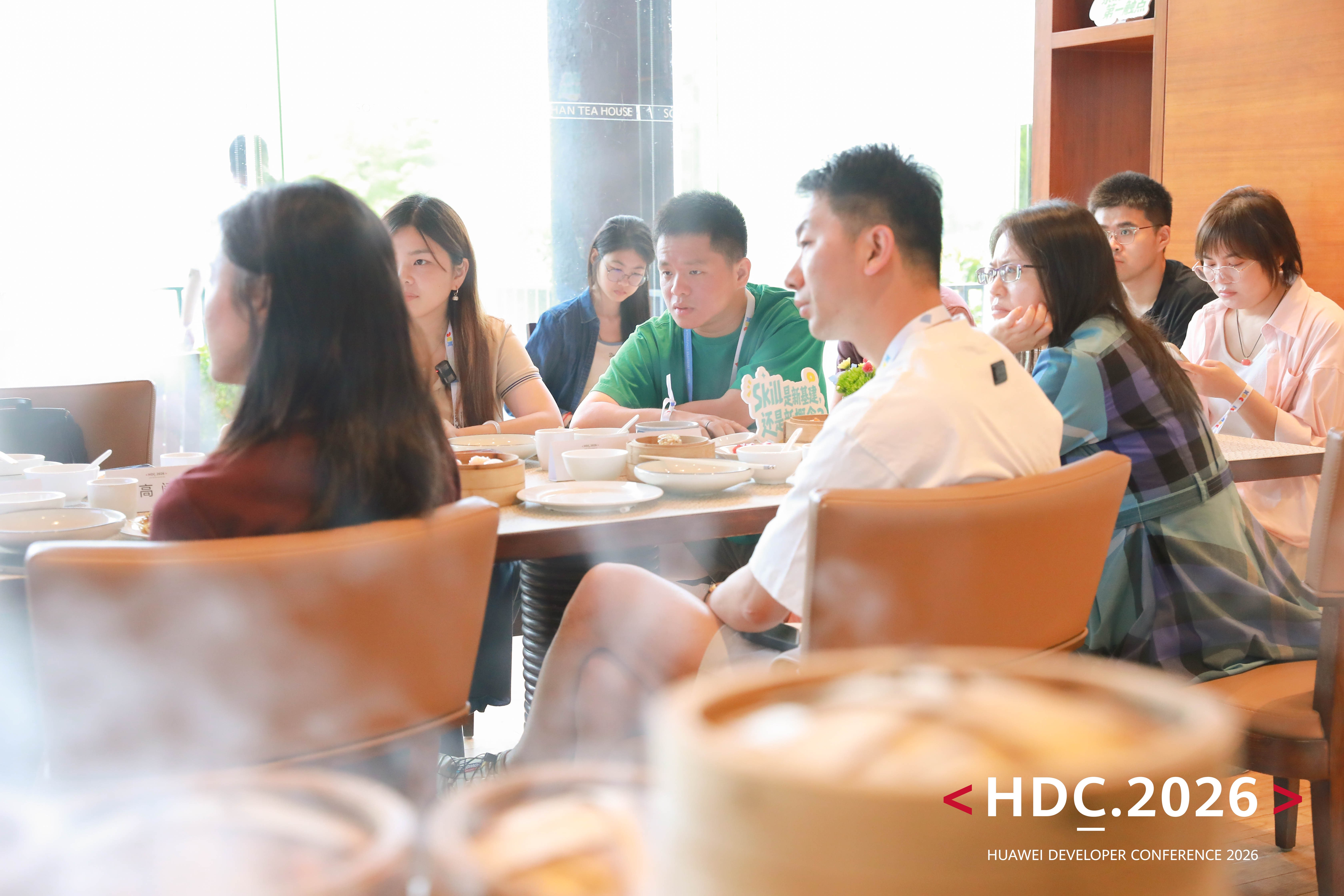 HDC 2026 早餐会:热聊 AI、服务分发与 AI Coding,鸿蒙生态把未来新机会摆上桌(图3) 图片 3.jpg