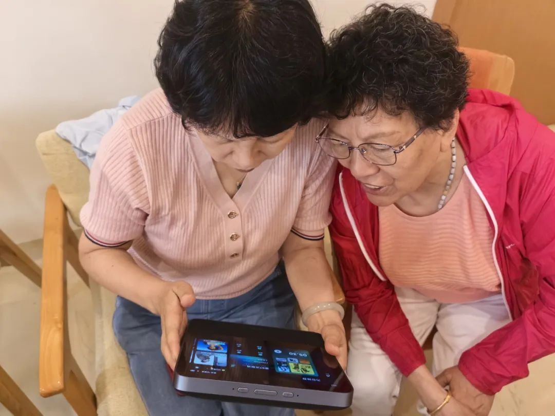 图片来源：触屏音箱、智能手杖……这些智慧养老产品受到老人欢迎！_上观新闻
