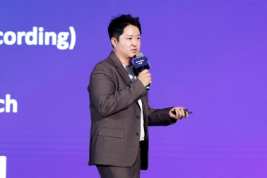 穿着西装笔挺的男子与配字<em></em>
<em></em>
AI 生成的内容可能不正确。