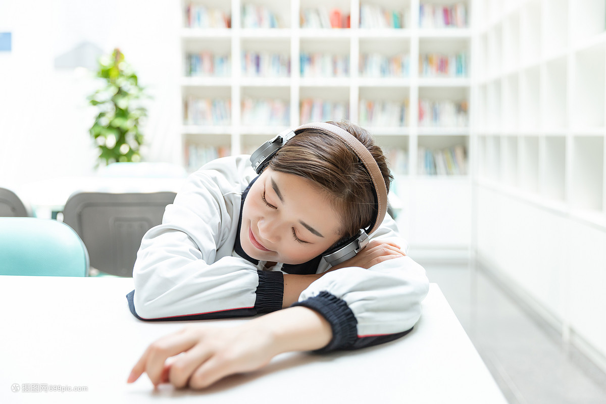 高中生书桌休息听音乐 课间小憩的学习角落