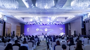 人们在看台上的人群<em></em>
<em></em>
AI 生成的内容可能不正确。