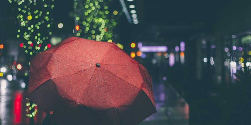 一张技术插图，黑色背景上流动着蓝色数据光