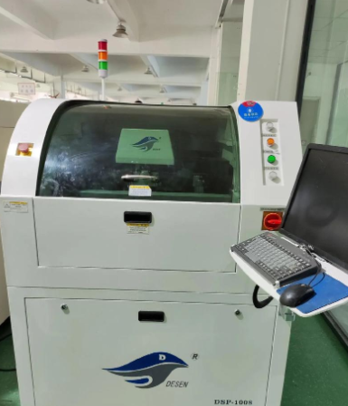 使用维护良好的 SMT 模板在 PCB 上进行锡膏印刷。